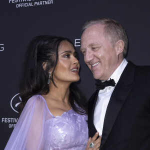 Salma Hayek et son mari François-Henri Pinault - Photocall du dîner "Women in Motion" par le groupe Kering, Place de la Castre, lors du 77ème Festival International du Film de Cannes le 19 mai 2024. © Olivier Borde/Bestimage