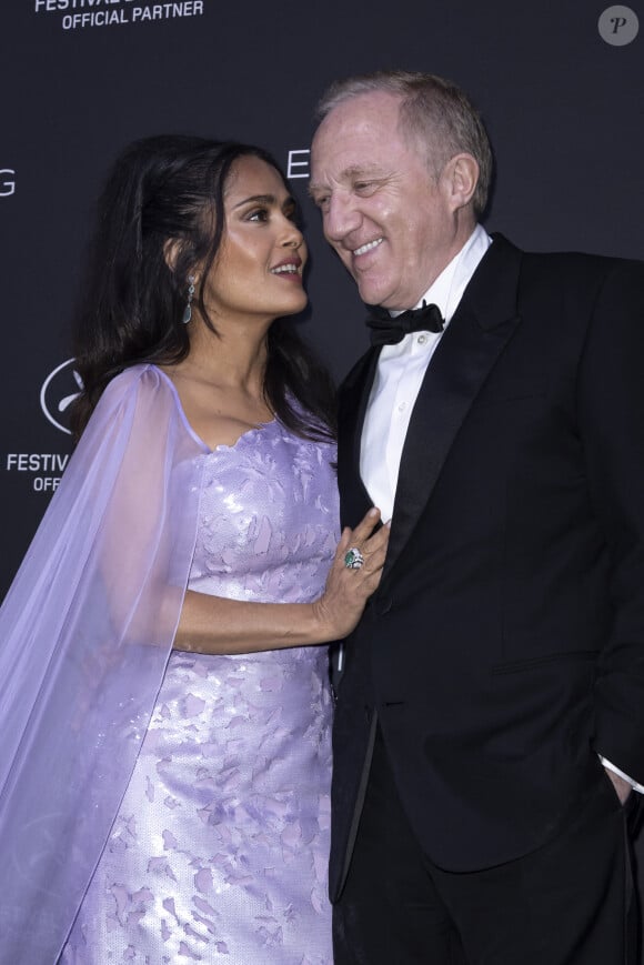 Salma Hayek et son mari François-Henri Pinault - Photocall du dîner "Women in Motion" par le groupe Kering, Place de la Castre, lors du 77ème Festival International du Film de Cannes le 19 mai 2024. © Olivier Borde/Bestimage