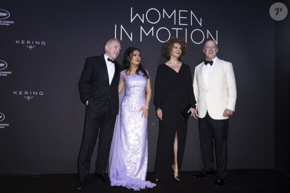 François-Henri Pinault et sa femme Salma Hayek, Donna Langley, Bryan Lourd - Photocall du dîner "Women in Motion" par le groupe Kering, Place de la Castre, lors du 77ème Festival International du Film de Cannes le 19 mai 2024. © Olivier Borde/Bestimage