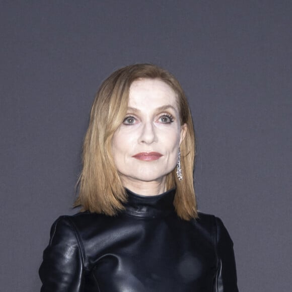 Isabelle Huppert - Photocall du dîner "Women in Motion" par le groupe Kering, Place de la Castre, lors du 77ème Festival International du Film de Cannes le 19 mai 2024. © Olivier Borde/Bestimage