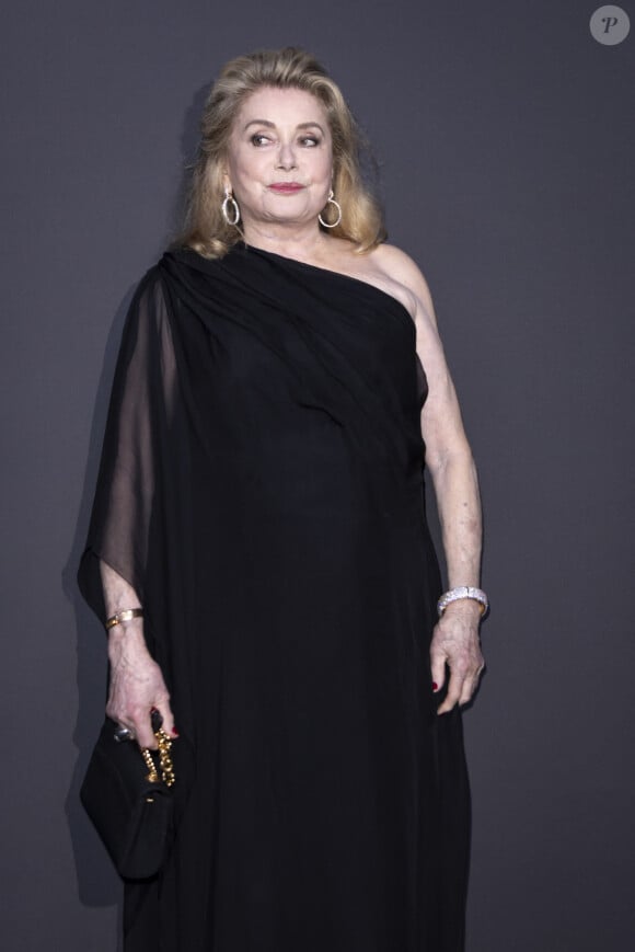 Catherine Deneuve - Photocall du dîner "Women in Motion" par le groupe Kering, Place de la Castre, lors du 77ème Festival International du Film de Cannes le 19 mai 2024. © Olivier Borde/Bestimage