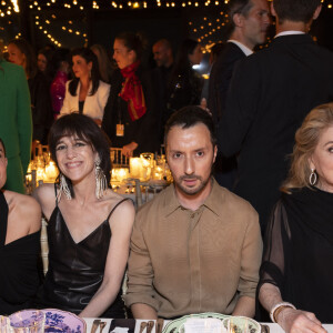 Elodie Bouchez, Charlotte Gainsbourg, Anthony Vaccarello, Catherine Deneuve - Personnalités au dîner "Women in Motion" par le groupe Kering, Place de la Castre, lors du 77ème Festival International du Film de Cannes. Le 19 mai 2024 © Olivier Borde / Bestimage