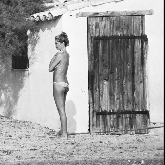 non pas aux côtés de ses parents, lesquels demeurent dans le cimetière de la ville, qu'elle sera.
Archives - Brigitte Bardot à La Madrague.
DANIEL ANGELI / BESTIMAGE