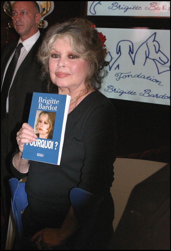 Brigitte Bardot fête les 20 ans de sa fondation lors d'une conférence de presse à Paris.
HERIPRET / BESTIMAGE