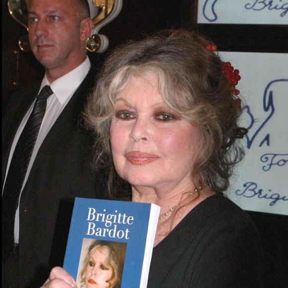 Brigitte Bardot fête les 20 ans de sa fondation lors d'une conférence de presse à Paris.
HERIPRET / BESTIMAGE