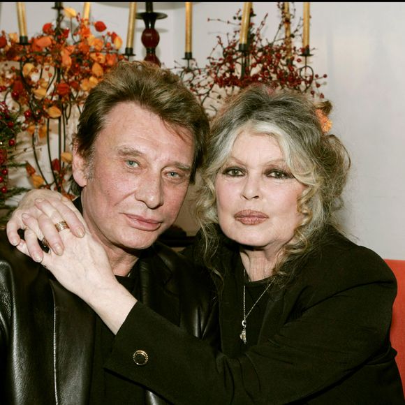 Brigitte Bardot et Johnny Hallyday -Journée spéciale d'adoption "Le Noël des animaux" organisée par la SPA en 2004.
AGENCE / BESTIMAGE
