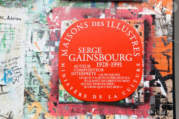 Illustration lors de la cérémonie de dévoilement de la plaque "Maison des Illustres" de la Maison Gainsbourg à Paris, France, le 2 avril 2024. © Christophe Clovis/Bestimage 