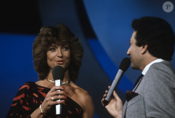 En France, à Paris, sur le plateau de l'émission "Champs Elysées", Michel Drucker et Chantal Nobel, comédienne du feuilleton Chateauvallon