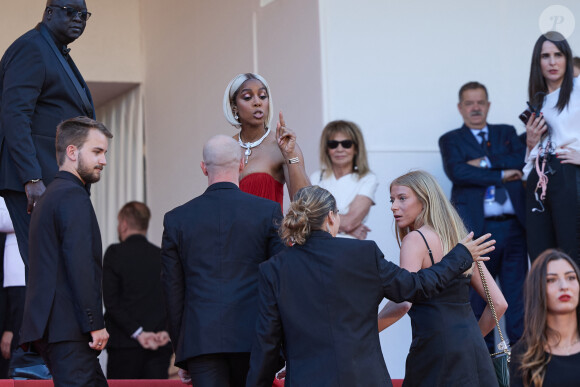 L'altercation n'aura duré qu'une poignée de secondes, mais assez longtemps pour créer le buzz sur la toile.
Kelly Rowland à la montée des marches du film Marcello Mio lors du 77ᵉ Festival International du Film de Cannes, au Palais des Festivals à Cannes. Le 21 mai 2024 © Jacovides-Moreau / Bestimage