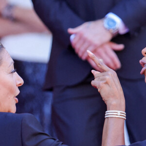 La vigile s'est un peu trop approchée de Kelly Rowland pour la guider vers le palais, et a marché sur sa robe. 
Kelly Rowland à la montée des marches du film Marcello Mio lors du 77ᵉ Festival International du Film de Cannes, au Palais des Festivals à Cannes. Le 21 mai 2024 © ShootPix/ABACAPRESS.COM