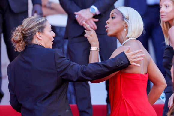 La vigile s'est un peu trop approchée de Kelly Rowland pour la guider vers le palais, et a marché sur sa robe. 
Kelly Rowland à la montée des marches du film Marcello Mio lors du 77ᵉ Festival International du Film de Cannes, au Palais des Festivals à Cannes. Le 21 mai 2024 © ShootPix/ABACAPRESS.COM