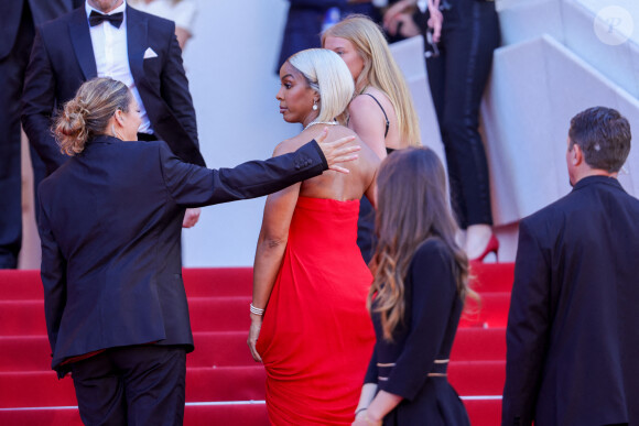 Kelly Rowland s'est aussitôt énervée contre l'agente de la sécurité.
Kelly Rowland à la montée des marches du film Marcello Mio lors du 77ᵉ Festival International du Film de Cannes, au Palais des Festivals à Cannes. Le 21 mai 2024 © ShootPix/ABACAPRESS.COM