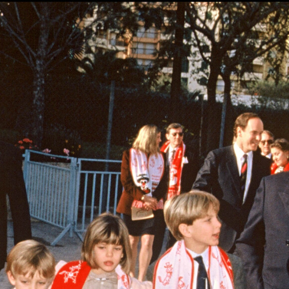 Caroline avec son père Rainier, et ses trois enfants, Pierre, Charlotte et Andrea en 1993