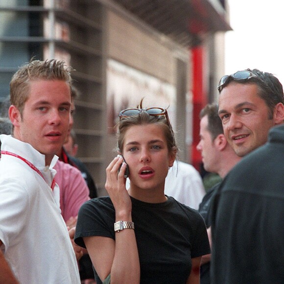 Charlotte Casiragi avec des amis en 2002 au Grand Prix de Monaco.