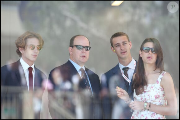 Andrea, Pierre et Charlotte avec leur oncle, le Prince Albert lors du Grand Prix de Monaco.