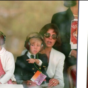 Le Prince Rainier porte sur ses genoux la petite Charlotte et Caroline porte son fils Pierre sur les siens. Grand Prix de Monaco 1993 