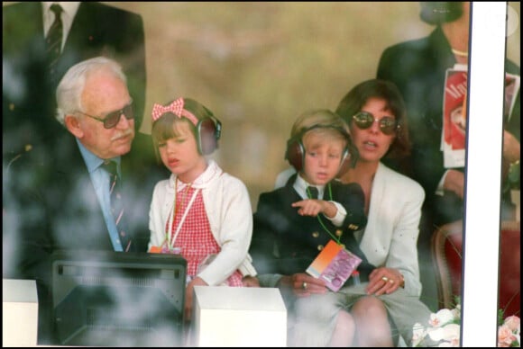 Le Prince Rainier porte sur ses genoux la petite Charlotte et Caroline porte son fils Pierre sur les siens. Grand Prix de Monaco 1993 
