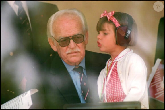 Rainier III et sa petite fille Charlotte en 1993 au Grand Prix de Monaco.