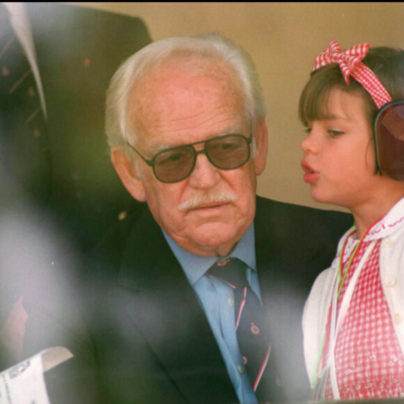 Rainier III et sa petite fille Charlotte en 1993 au Grand Prix de Monaco.