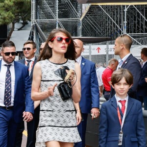 Charlotte Casiraghi et le petit Raphaël Elmaleh marchent dans la voie des stands avant la dernière course du Grand Prix de F1 de Monaco, le 29 mai 2022 en Principauté de Monaco. Photo par Marco Piovanotto/ABACAPRESS.COM