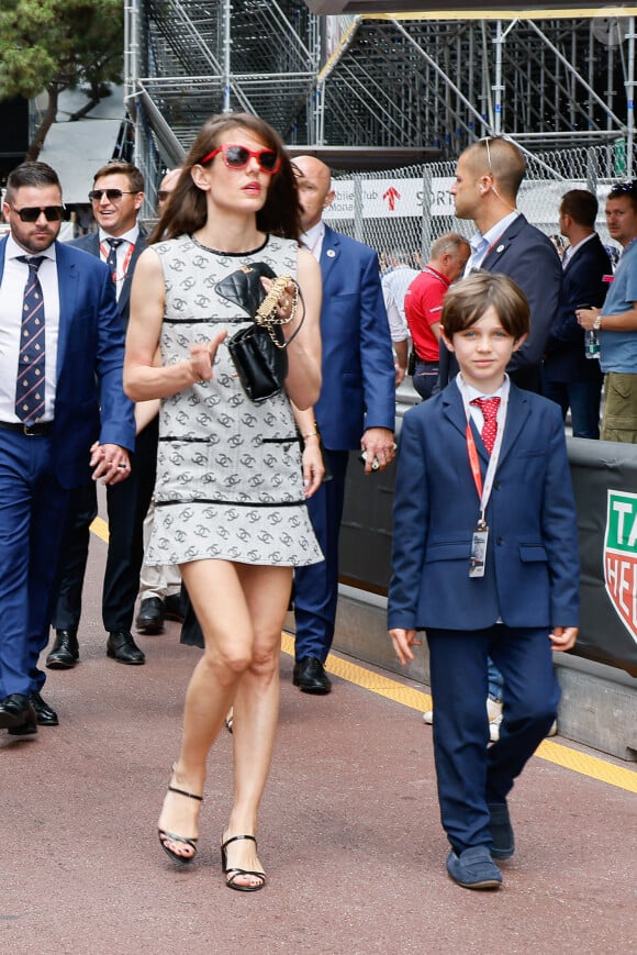 Charlotte Casiraghi et le petit Raphaël Elmaleh marchent dans la voie des stands avant la dernière course du Grand Prix de F1 de Monaco, le 29 mai 2022 en Principauté de Monaco. Photo par Marco Piovanotto/ABACAPRESS.COM