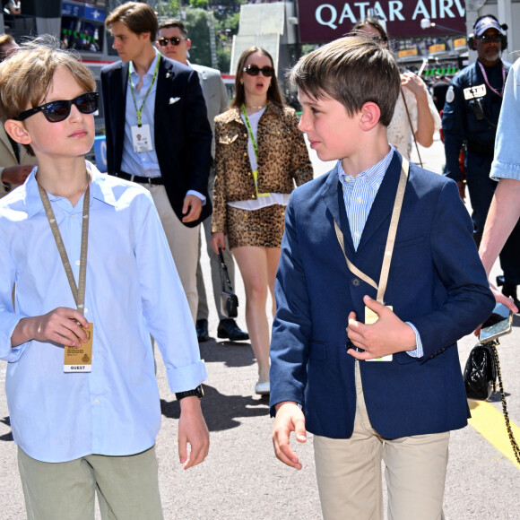 Sacha Casiraghi et Raphaël Elmaleh durant la journée des qualifications du 81ème Grand Prix de Formule 1 de Monaco, le 25 mai 2024. © Bruno Bebert/Bestimage  Celebrities during qualifying for the Monaco Formula 1 (F1) Grand Prix. Monaco, May 25th, 2024. 