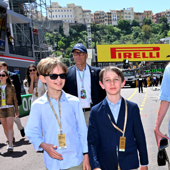 Sacha Casiraghi, Raphaël Elmaleh, Charlotte Casiraghi , Khadja Nin et Jacky Ickx durant la journée des qualifications du 81ème Grand Prix de Formule 1 de Monaco, le 25 mai 2024. © Bruno Bebert/Bestimage 