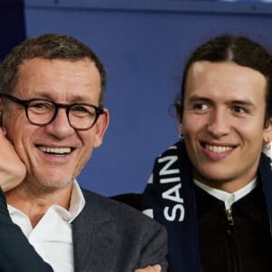 Dany Boon a réussi le pari souvent difficile de constituer une famille recomposée unie et soudée. 
Dany Boon et ses fils Mehdi et Eytan - People dans les tribunes du match de Ligue des champions entre le PSG et le Borussia Dortmund (2-0) au Parc des Princes à Paris le 19 septembre 2023. © Cyril Moreau/Bestimage