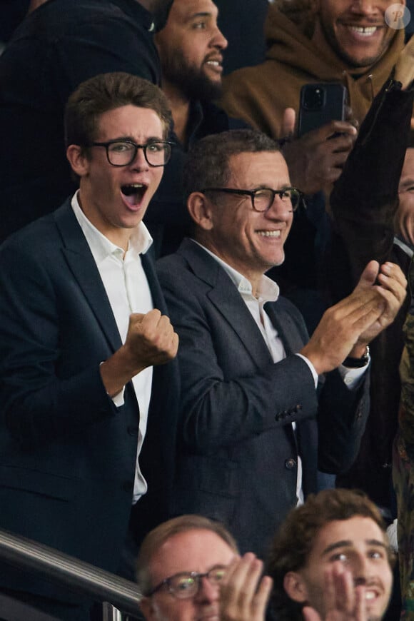 Dany Boon et son fils Eytan - People dans les tribunes du match de Ligue des champions entre le PSG et le Borussia Dortmund (2-0) au Parc des Princes à Paris le 19 septembre 2023. © Cyril Moreau/Bestimage