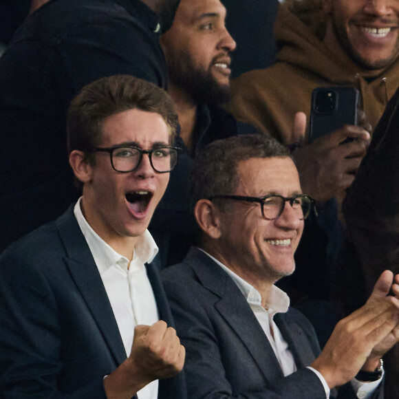 Dany Boon et son fils Eytan - People dans les tribunes du match de Ligue des champions entre le PSG et le Borussia Dortmund (2-0) au Parc des Princes à Paris le 19 septembre 2023. © Cyril Moreau/Bestimage