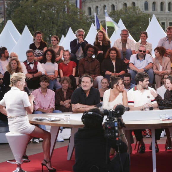 Exclusif - Gilles Lellouche, Adèle Exarchopoulos, François Civil, Mallory Wanecque sur le plateau de l'émission "C à vous" lors du 77ème Festival International du Film de Cannes le 22 mai 2024. © Jack Tribeca / Bestimage 