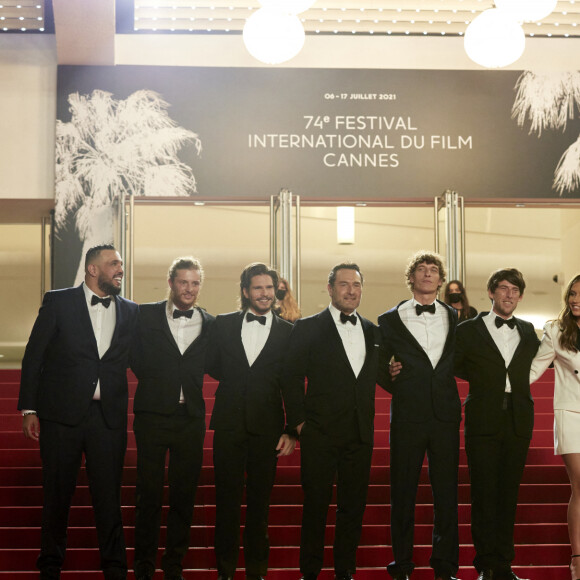 Idir Azougli (habillé en Celine), François Civil , Gilles Lellouche, Cédric Jimenez, Hugo Selignac, Adèle Exarchopoulos, Kenza Fortas, Vincent Darmuzey, Cyril Lecomte - Montée des marches du film " Bac Nord " lors du 74ème Festival International du Film de Cannes. Le 12 juillet 2021 © Borde-Jacovides-Moreau / Bestimage 