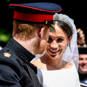 Le prince Harry, duc de Sussex, et Meghan Markle, duchesse de Sussex, en calèche à la sortie du château de Windsor après leur mariage le 19 mai 2018 