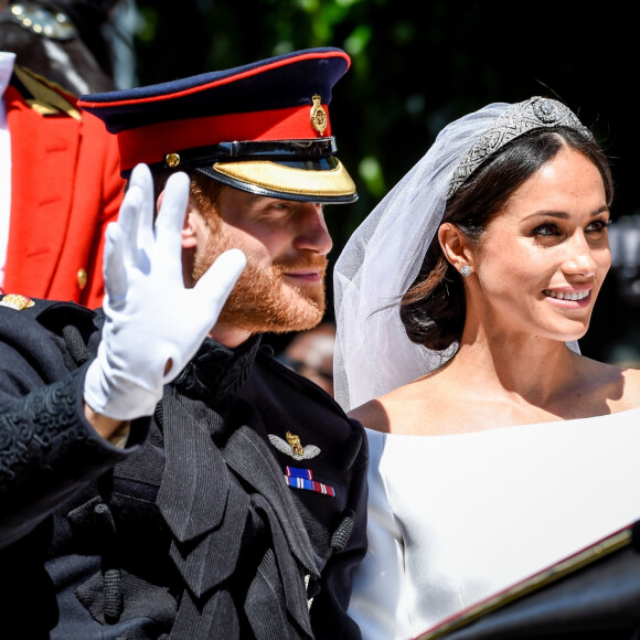 Le prince Harry, duc de Sussex, et Meghan Markle, duchesse de Sussex, en calèche à la sortie du château de Windsor après leur mariage le 19 mai 2018 