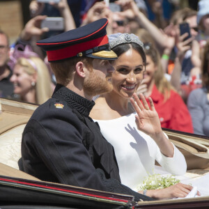 Le prince Harry, duc de Sussex, et Meghan Markle, duchesse de Sussex, en calèche à la sortie du château de Windsor après leur mariage le 19 mai 2018 