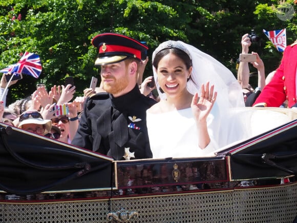 Souvenez-vous, le 19 mai 2018, toutes les caméras du monde entier furent braquées sur la petite ville de Windsor...
Le prince Harry, duc de Sussex, et Meghan Markle, duchesse de Sussex, en calèche à la sortie du château de Windsor après leur mariage le 19 mai 2018 