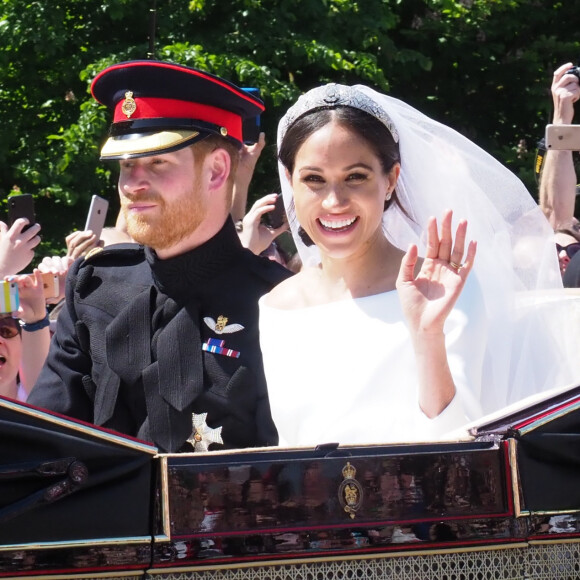 Souvenez-vous, le 19 mai 2018, toutes les caméras du monde entier furent braquées sur la petite ville de Windsor...
Le prince Harry, duc de Sussex, et Meghan Markle, duchesse de Sussex, en calèche à la sortie du château de Windsor après leur mariage le 19 mai 2018 
