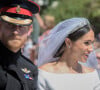 Mais Arthur Edwards, l'un des photographes pour The Sun, présent à l'événement ne semble pas garder de bons souvenirs de cette journée idyllique...
Le prince Harry, duc de Sussex, et Meghan Markle, duchesse de Sussex, en calèche au château de Windsor après la cérémonie de leur mariage au château de Windsor, Royaume Uni, le 19 mai 2018. 