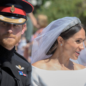 Mais Arthur Edwards, l'un des photographes pour The Sun, présent à l'événement ne semble pas garder de bons souvenirs de cette journée idyllique...
Le prince Harry, duc de Sussex, et Meghan Markle, duchesse de Sussex, en calèche au château de Windsor après la cérémonie de leur mariage au château de Windsor, Royaume Uni, le 19 mai 2018. 