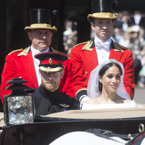 Le prince Harry, duc de Sussex, et Meghan Markle, duchesse de Sussex, en calèche à la sortie du château de Windsor après leur mariage le 19 mai 2018 