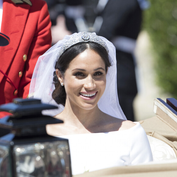 Le prince Harry, duc de Sussex, et Meghan Markle, duchesse de Sussex, en calèche à la sortie du château de Windsor après leur mariage le 19 mai 2018 