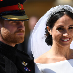 Le prince Harry, duc de Sussex, et Meghan Markle, duchesse de Sussex, en calèche à la sortie du château de Windsor après leur mariage le 19 mai 2018. 