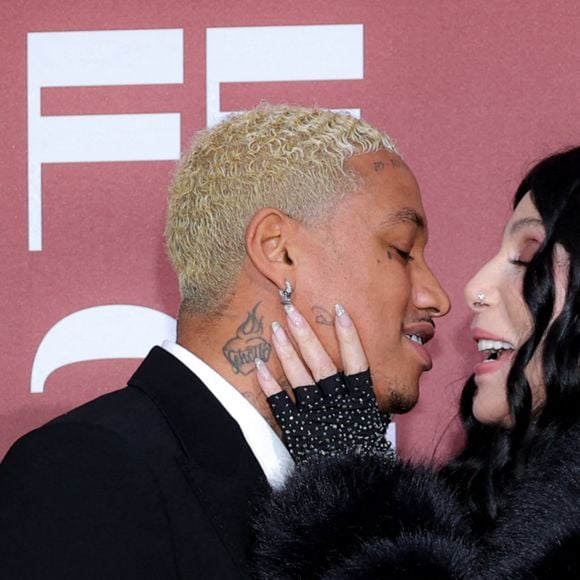 Et c'était chaud entre les amoureux qui ont échangé un bisou en public
Cher et son compagnon Alexander Edwards - Photocall du gala de l'amfAR 2024 à l'Hôtel du Cap-Eden-Roc, Antibes, lors du 77ème Festival International du Film de Cannes. Le 23 mai 2024. © Moreau-Jacovides / Bestimage 