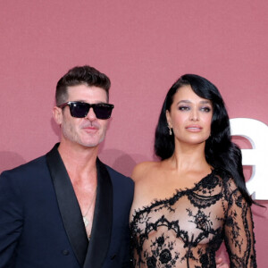 Robin Thicke et sa compagne April Love Geary - Photocall du gala de l'amfAR 2024 à l'Hôtel du Cap-Eden-Roc, Antibes, lors du 77ème Festival International du Film de Cannes. Le 23 mai 2024. © Moreau-Jacovides / Bestimage 