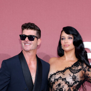 Robin Thicke et sa compagne April Love Geary - Photocall du gala de l'amfAR 2024 à l'Hôtel du Cap-Eden-Roc, Antibes, lors du 77ème Festival International du Film de Cannes. Le 23 mai 2024. © Moreau-Jacovides / Bestimage 