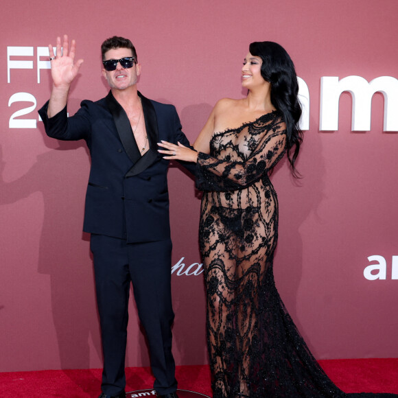 Robin Thicke et sa compagne April Love Geary - Photocall du gala de l'amfAR 2024 à l'Hôtel du Cap-Eden-Roc, Antibes, lors du 77ème Festival International du Film de Cannes. Le 23 mai 2024. © Moreau-Jacovides / Bestimage  Celebs attending amfAR Gala Cannes 2024 at Hotel du Cap-Eden-Roc, during the 77th Cannes International Film Festival. On May 23th 2024 in Cap d'Antibes, France