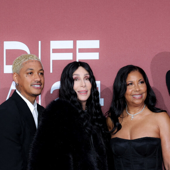 Magic Johnson et sa femme Cookie avec Cher et son compagnon Alexander Edwards - Photocall du gala de l'amfAR 2024 à l'Hôtel du Cap-Eden-Roc, Antibes, lors du 77ème Festival International du Film de Cannes. Le 23 mai 2024. © Moreau-Jacovides / Bestimage 