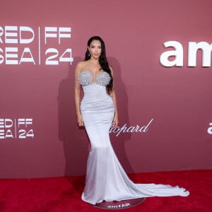 Nabilla Benattia (Vergara) - Photocall du gala de l'amfAR 2024 à l'Hôtel du Cap-Eden-Roc, Antibes, lors du 77ème Festival International du Film de Cannes. Le 23 mai 2024. © Moreau-Jacovides / Bestimage 