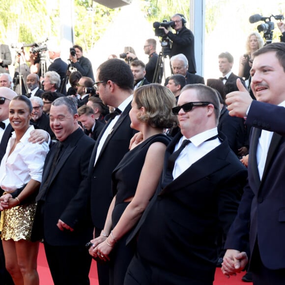 Clovis Cornillac, Artus, Alice Belaidi et l'équipe du film "Un p'tit truc en plus" - Montée des marches du film " Le comte de Monte-Cristo " lors du 77ème Festival International du Film de Cannes, au Palais des Festivals à Cannes. Le 22 mai 2024 © Jacovides-Moreau / Bestimage