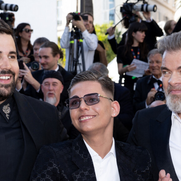 Artus, Clovis Cornillac et l'équipe du film "Un p'tit truc en plus" - Montée des marches du film " Le comte de Monte-Cristo " lors du 77ème Festival International du Film de Cannes, au Palais des Festivals à Cannes. Le 22 mai 2024 © Jacovides-Moreau / Bestimage